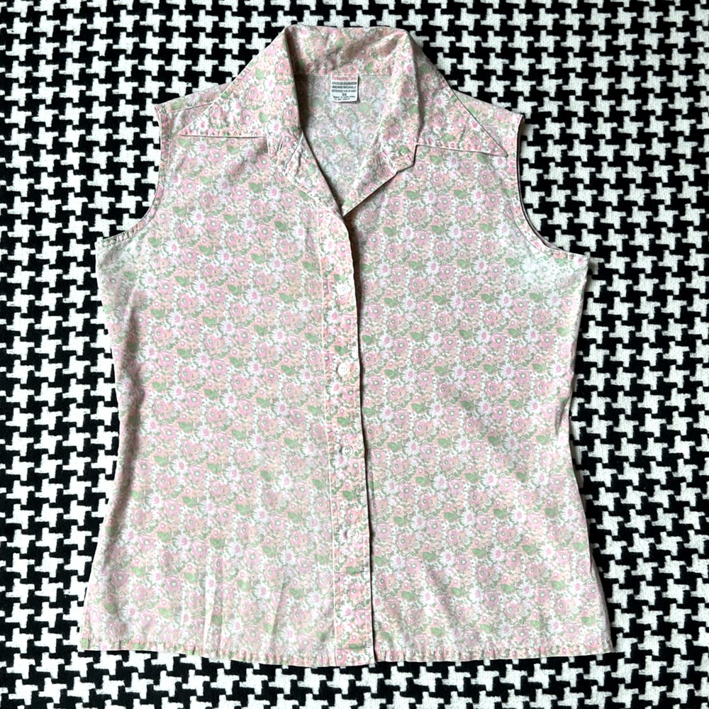 Vintage 70s 80s lightweight pink pastel floral sleeveless button down blouse.